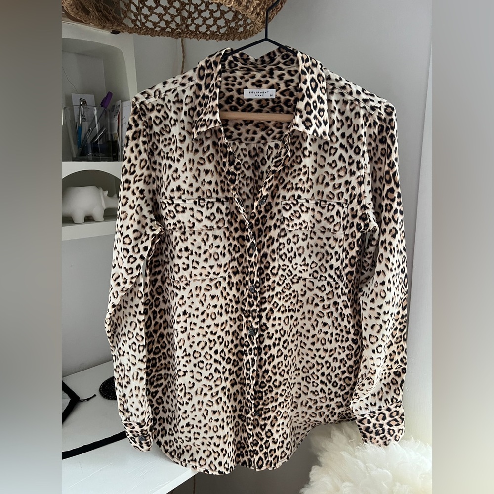 EQUIPMENT Silk Blouse like new size Small leopard print 2 front pockets